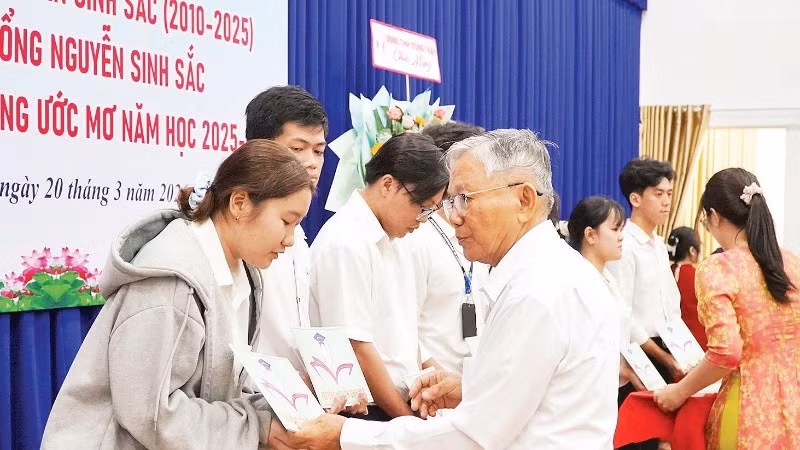 Trao học bổng Nguyễn Sinh Sắc.