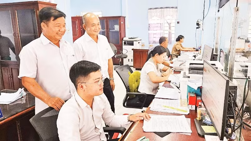 Cán bộ, công chức làm việc tại Trung tâm Phục vụ hành chính công, xã Vĩnh Tường.