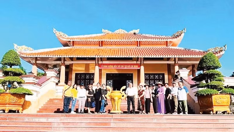 Đoàn văn nghệ sĩ Cần Thơ viếng Đền thờ Bác Hồ ở xã An Thạnh, Cần Thơ.