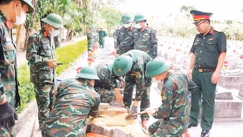 Lực lượng chức năng lấy mẫu hài cốt tại nghĩa trang Ba Dốc, tỉnh Quảng Trị (Ảnh CTV)