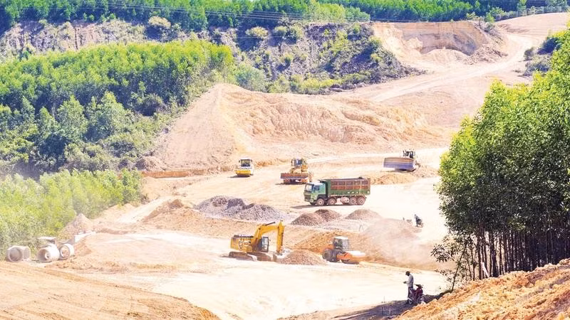 Các nhà thầu đang triển khai nhiều mũi thi công các hạng mục nền đường, cầu, cống.