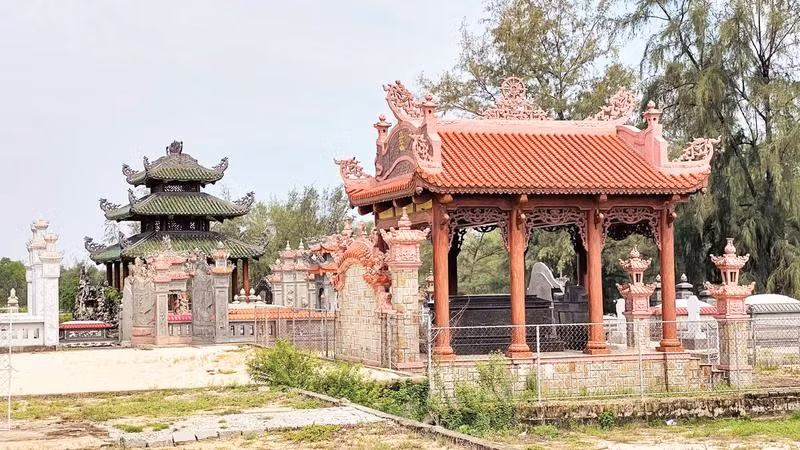 Nhà mồ và “cổ lầu” đang xuất hiện ngày càng nhiều hơn trong các khu nghĩa địa ven biển thành phố Huế.