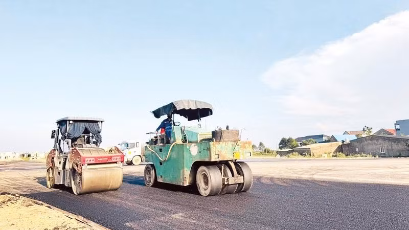 Các đơn vị tập trung nhân lực, máy móc nỗ lực hoàn thành dự án đường Xô viết Nghệ Tĩnh kéo dài về phía đông.