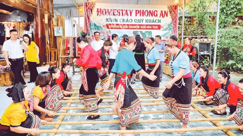 Du khách trải nghiệm văn hóa Thái tại bản Chọng.