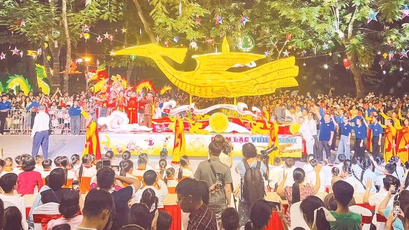 Mô hình “Chim Lạc vươn mình” của tổ dân phố Viên Sơn, phường Sơn Tây tham gia hội thi “Trung thu Thành cổ - Sơn Tây xứ Đoài”.