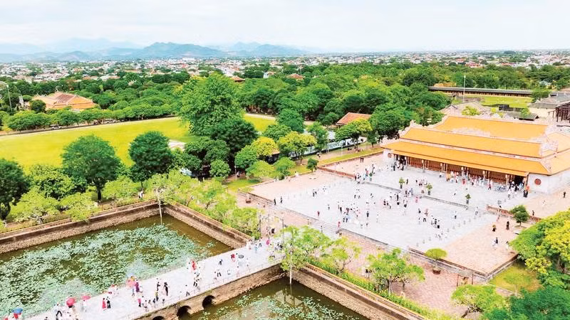 Khách du lịch tham quan Đại Nội Huế (Ảnh KIẾN GIANG)