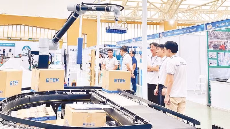 Công ty cổ phần Giải pháp tự động hóa ETEK giới thiệu sản phẩm tới khách hàng tại Hanoi MIP Fair 2026.