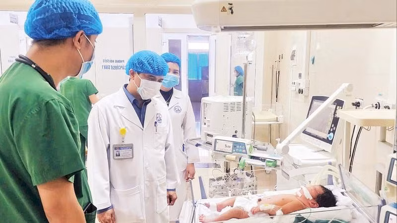 Bác sĩ Bệnh viện Sản nhi Vĩnh Phúc thăm khám trẻ sơ sinh.