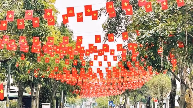 1. Những ngày này, trên khắp các nẻo đường từ thành thị đến vùng cao, biên giới đều rực rỡ cờ hoa.