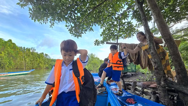 Con em miệt rừng xã Đất Mũi, tỉnh Cà Mau phải dậy từ sớm để kịp giờ đến trường trên những chiếc đò đưa rước học sinh. 