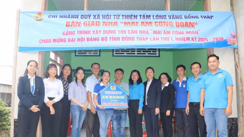 Quang cảnh bàn giao mái ấm Công đoàn cho chị Bùi Thị Yến Lượng, đoàn viên Công đoàn cơ sở Công ty Cổ phần Vĩnh Hoàn. 