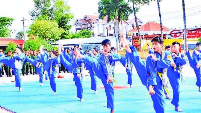 Câu lạc bộ Vovinam thuộc Ban Chỉ huy Phòng thủ Khu vực 1-Long Bình tập luyện.