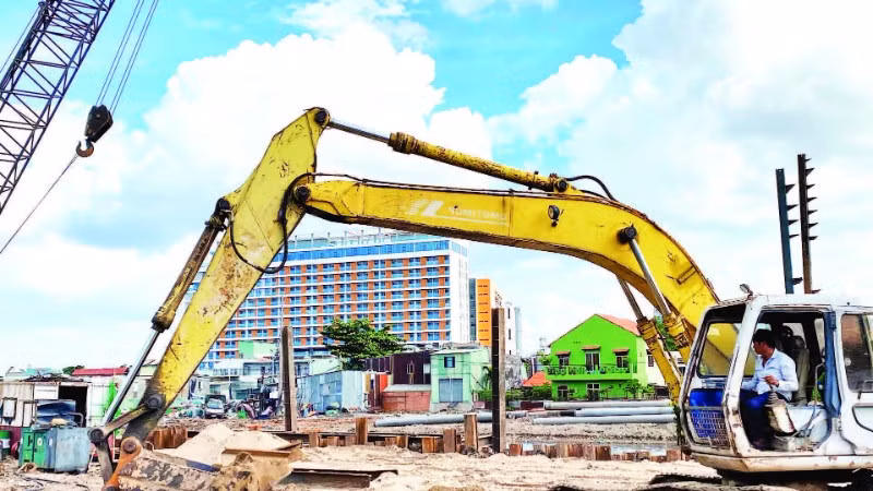 Thi công gói thầu Xây lắp 03 trên địa bàn phường An Nhơn, dự án cải tạo rạch Xuyên Tâm. (Ảnh QUÝ HIỀN)