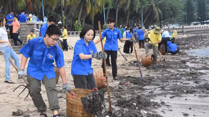 Các bạn đoàn viên tham gia thu gom rác đại dương biển Bãi Trước (phường Vũng Tàu, Thành phố Hồ Chí Minh)