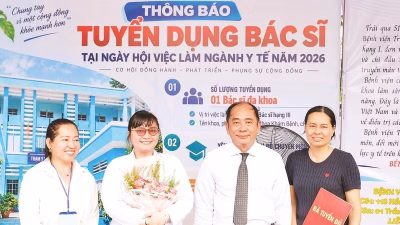 Giám đốc Sở Y tế Thành phố Hồ Chí Minh Tăng Chí Thượng chúc mừng bác sĩ trẻ đăng ký về công tác tại Trạm y tế xã Bình Hưng.