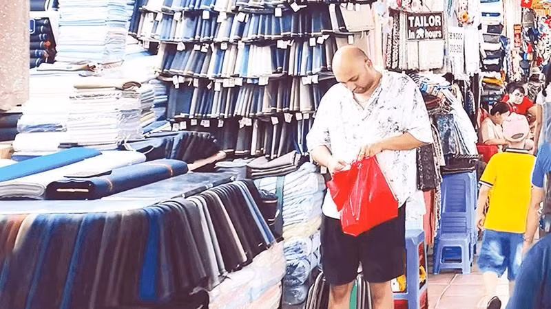 Khách du lịch mua sắm hàng hóa tại chợ Bến Thành, Thành phố Hồ Chí Minh (Ảnh THẾ ANH)