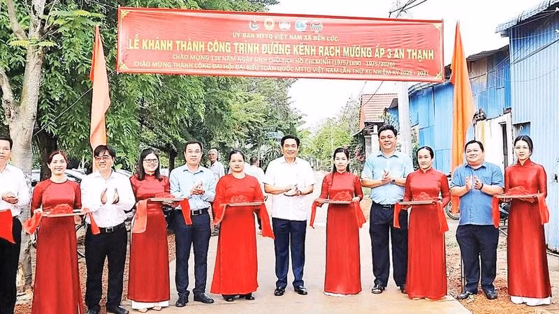 Khánh thành công trình giao thông nông thôn tại xã Bến Lức, góp phần xây dựng nông thôn mới kiểu mẫu trong giai đoạn mới.