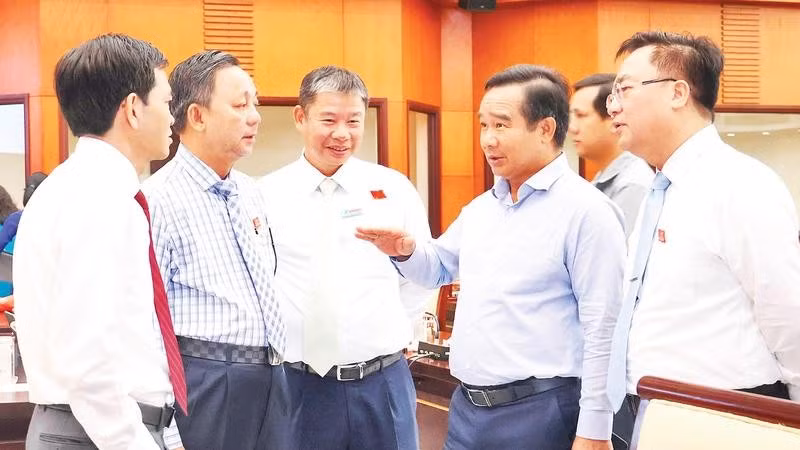 Lãnh đạo thành phố trao đổi với các đại biểu tại Kỳ họp thứ 5, Hội đồng nhân dân thành phố khóa XI, nhiệm kỳ 2026-2031.