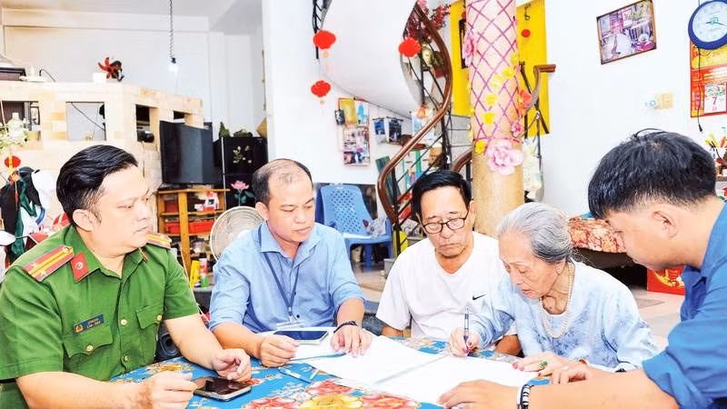 Công chức, viên chức Trung tâm Phục vụ hành chính công phường Tân Định đến tận nhà giúp người già yếu, người khuyết tật và những trường hợp khó khăn tiếp cận dịch vụ hành chính công (Ảnh THẾ ANH)