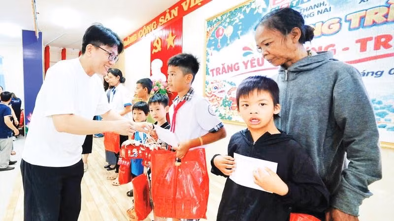 Đại diện doanh nghiệp thành phố Đồng Nai trao quà tặng thiếu nhi ở khu vực biên giới dịp Tết Trung thu 2026.