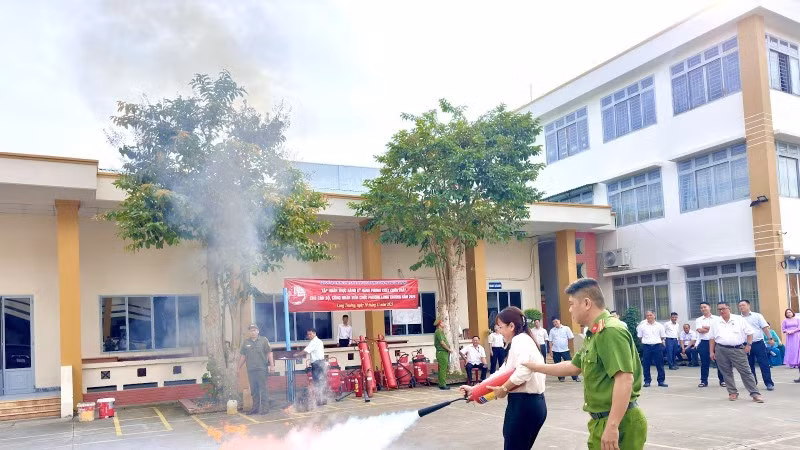 Công an phường Long Trường hướng dẫn người dân sử dụng bình chữa cháy khi có hỏa hoạn.