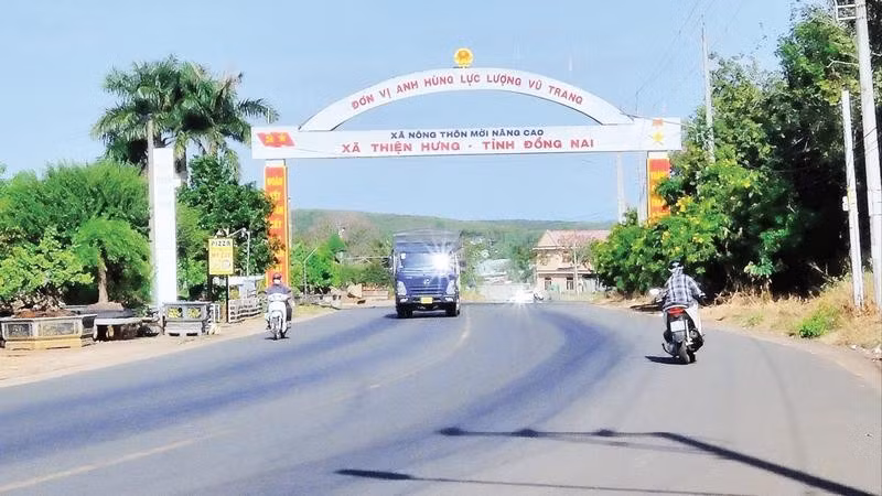 Tuyến đường kết nối từ Cửa khẩu Hoàng Diệu với nội tỉnh được đầu tư hoàn chỉnh giúp việc lưu thông hàng hóa thuận lợi.