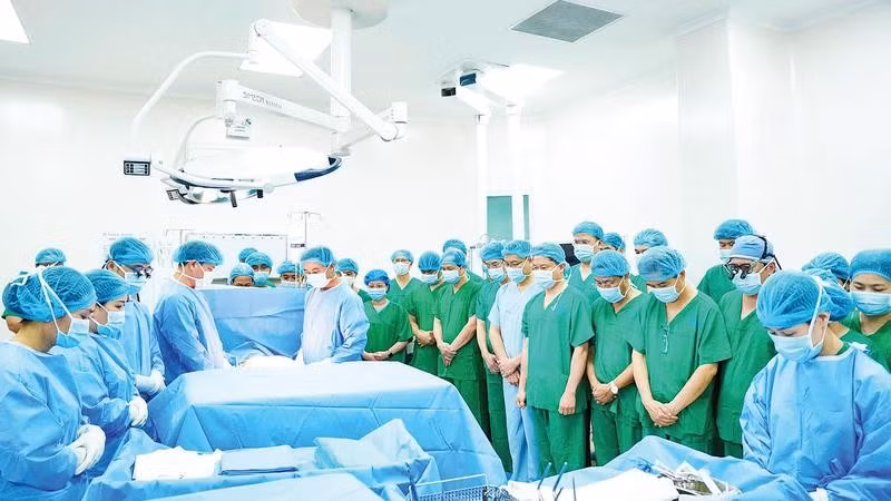 Giây phút đội ngũ y, bác sĩ tri ân người hiến tạng nhân đạo.