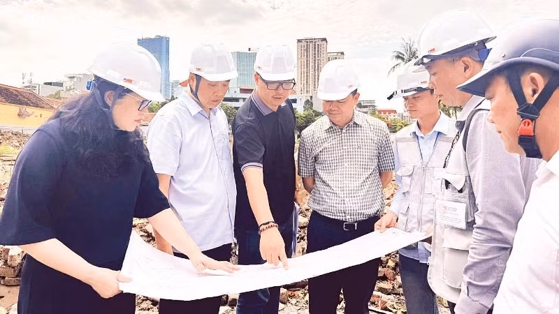 Đại diện phường Yên Hòa bàn giao một phần mặt bằng cho chủ đầu tư để thi công dự án.