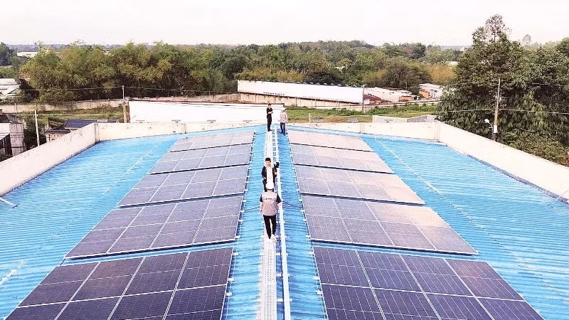 Nhu cầu lắp điện mặt trời mái nhà là rất lớn nhưng nhiều doanh nghiệp, gia đình còn e ngại vì vấn đề chính sách.
