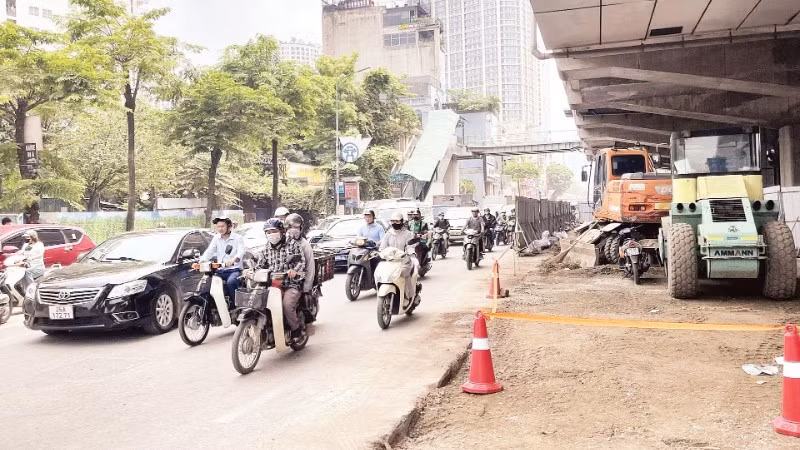 Tuyến đường Nguyễn Trãi thường xuyên ùn tắc và phát sinh bụi do thi công hệ thống thoát nước.