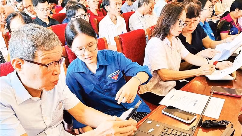 Đoàn Thanh niên phường Văn Miếu-Quốc Tử Giám hỗ trợ cán bộ chi bộ, tổ dân phố trong đẩy mạnh chuyển đổi số trên địa bàn. (Ảnh BẢO LÂM)