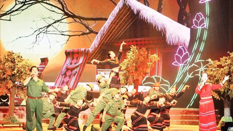 Ca sĩ Đào Mác và Nghệ sĩ Ưu tú Khánh Ngọc trình bày ca khúc “Tiếng cồng vượt thác” (Lư Nhất Vũ-Lê Giang) trong chương trình “Khúc hát ân tình”. (Ảnh MẠNH HẢO)