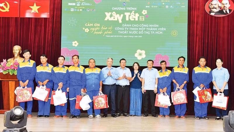 Chương trình Xây Tết 2026, nơi công nhân lao động và các đơn vị đồng hành cùng nhau sẻ chia những món quà ý nghĩa và sự yêu thương. (Ảnh THẾ ANH)