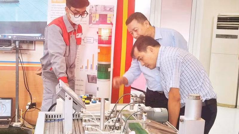 Người dân tham quan các mô hình công nghệ cao.