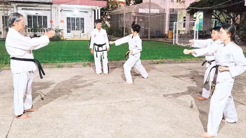 Học sinh khuyết tật học võ miễn phí trong khuôn viên Trường Giáo dục chuyên biệt Cần Thơ.