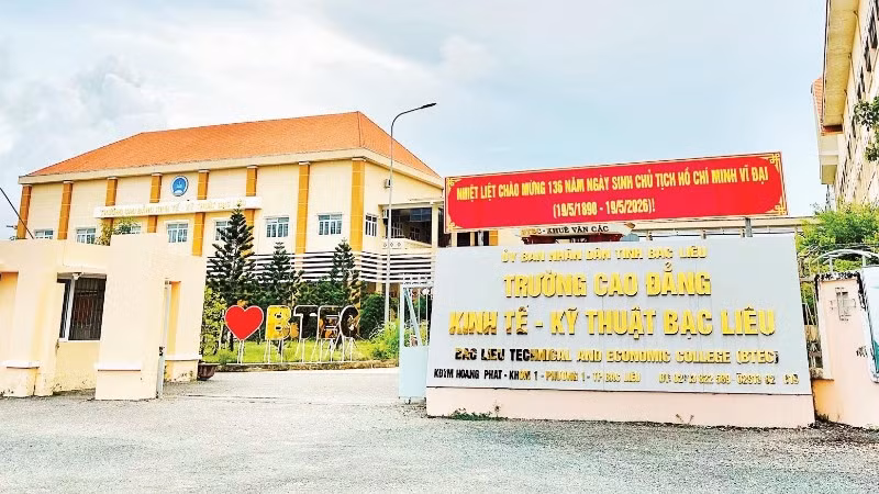 Trường cao đẳng Kinh tế-Kỹ thuật Bạc Liêu mới được đầu tư xây dựng 3 năm nay, kinh phí gần 100 tỷ đồng, nhưng “vắng bóng” sinh viên, lãng phí không nhỏ.