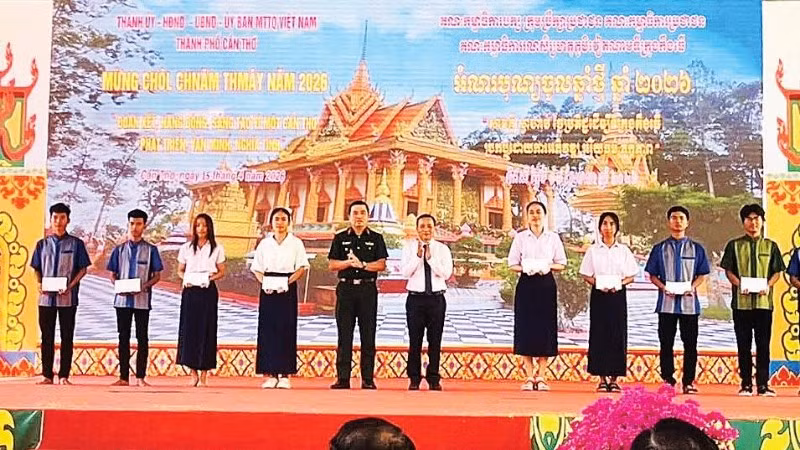 Lãnh đạo Hội đồng nhân dân thành phố Cần Thơ trao học bổng tặng học sinh Khmer nhân dịp Chôl Chnăm Thmây 2026.