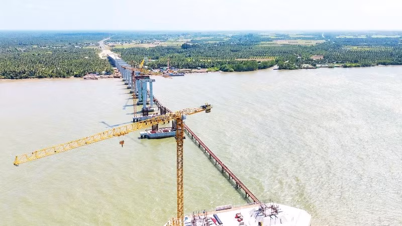 Các nhà thầu đang đẩy nhanh tiến độ công trình cầu Đại Ngãi 1 bắc qua sông Hậu nối tỉnh Vĩnh Long với thành phố Cần Thơ.