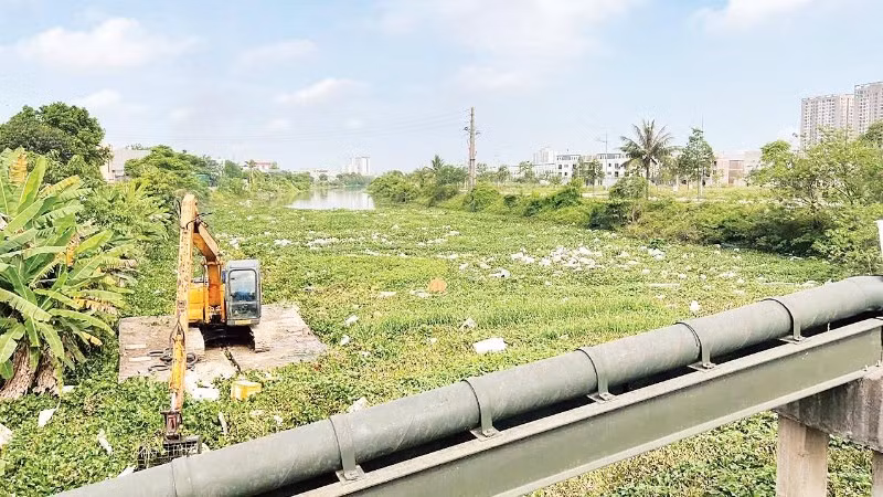 Công ty TNHH một thành viên Sông Chu triển khai nạo vét kênh tiêu Hòa Giang.