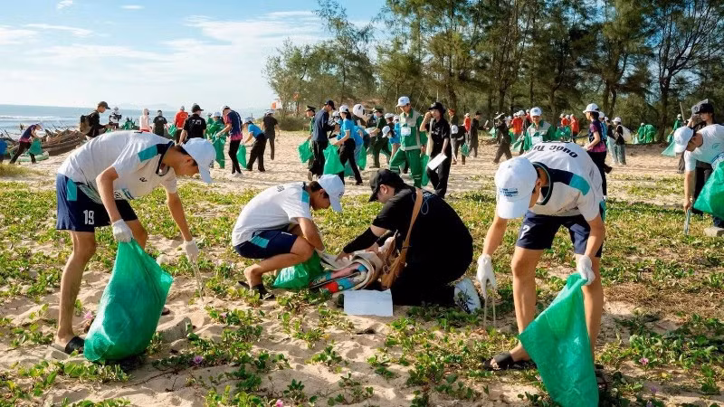Thành phố Huế ra quân bảo vệ môi trường, làm sạch bãi biển.