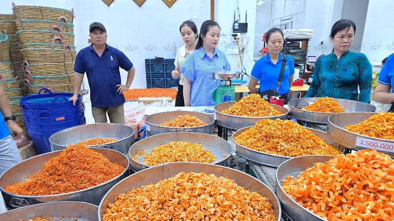 Tôm khô là một trong nhiều mặt hàng OCOP nỗi tiếng tại vùng nông thôn Cà Mau, quy tụ nhiều doanh nghiệp khởi nghiệp thành công.