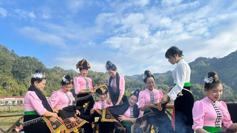 Truyền nghề trên sàn Hạn Khuống là nét văn hóa đặc sắc của dân tộc Thái đen ở Điện Biên và đây là cũng là lợi thế để nhiều xã vùng cao tỉnh Điện Biên khai thác phát triển du lịch.