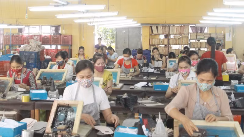 Các cơ sở sản xuất giầy da tại huyện Phù Yên, nơi từng là huyện nghèo, hiện đang tạo việc làm cho gần 2.500 lao động tại các vùng khó khăn của Sơn La.
