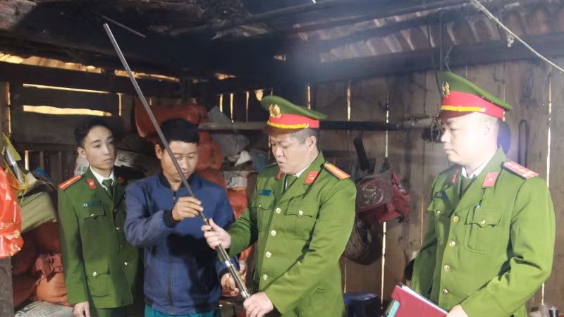 Anh Sồng A Khua, bản Tổng Cẩu, xã Mường Cơi tự nguyện giao nộp khẩu súng tự chế và ký cam kết không sử dụng súng tự chế.