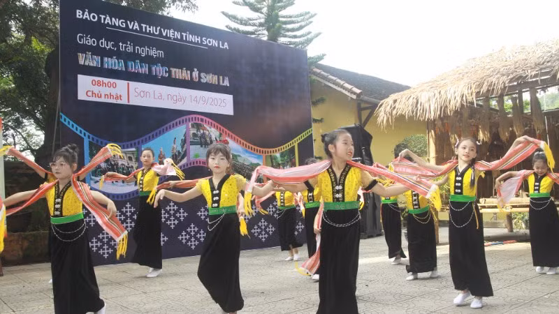 Bảo tàng và Thư viện tỉnh Sơn La thường xuyên tổ chức các hoạt động trải nghiệm văn hóa, văn nghệ của các dân tộc cho du khách, người dân và học sinh trên địa bàn tỉnh tham gia.