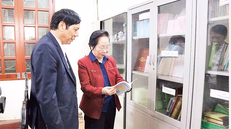 Chủ tịch Hội Khuyến học Việt Nam Nguyễn Thị Doan thăm trung tâm học tập cộng đồng Đông Thọ.