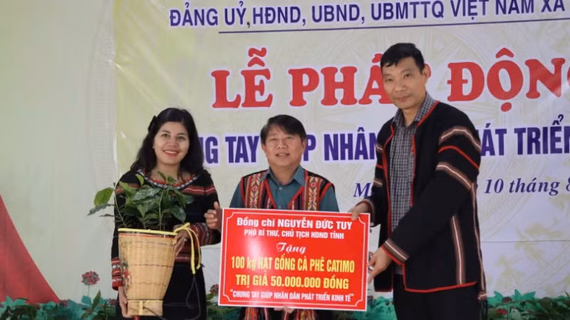 Xã vùng cao Măng Ri hỗ trợ người dân cây giống mở rộng vườn trồng gia đình.