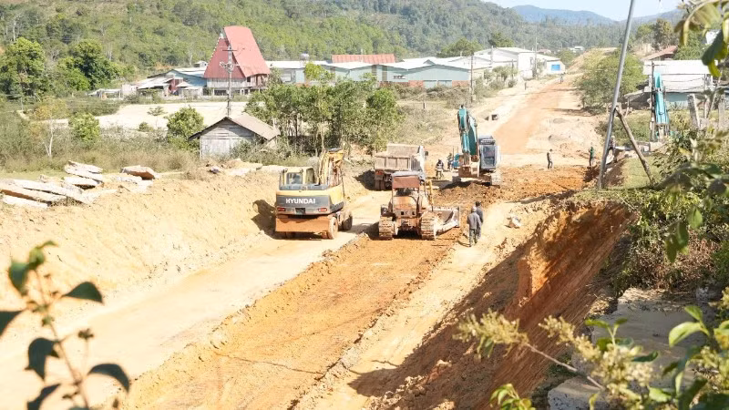 Mỏ đá bị dừng hoạt động khiến việc thi công Tỉnh lộ 676 bị chậm trễ