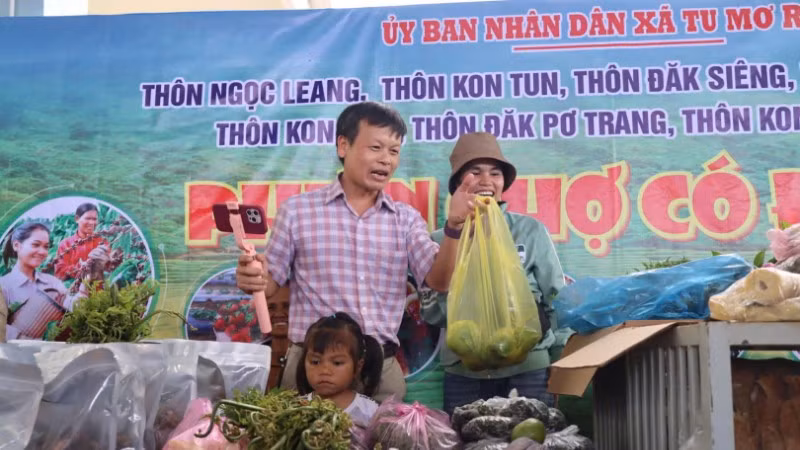Hướng dẫn hộ dân bán nông sản trên mạng xã hội.