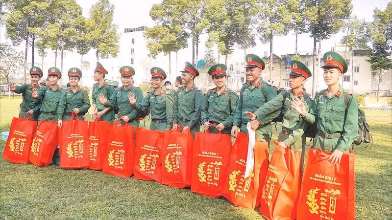 Hạ sĩ quan-binh sĩ chia tay đơn vị trở về địa phương.